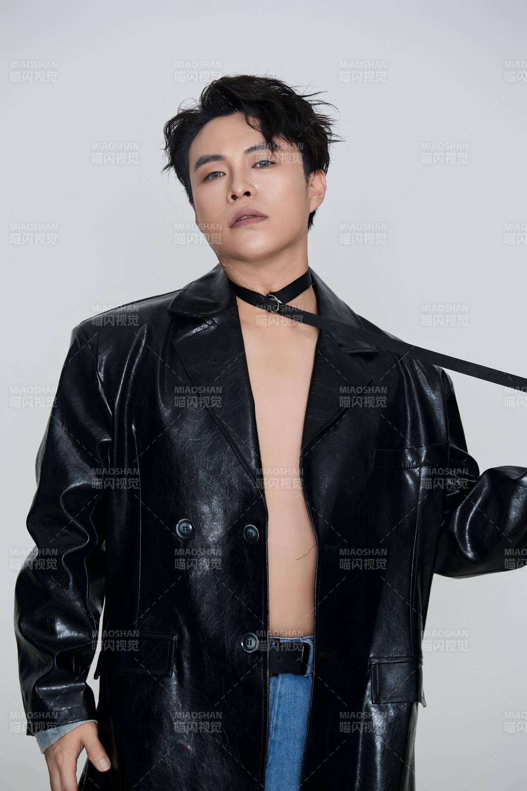 白色背景下的雅痞青年形象