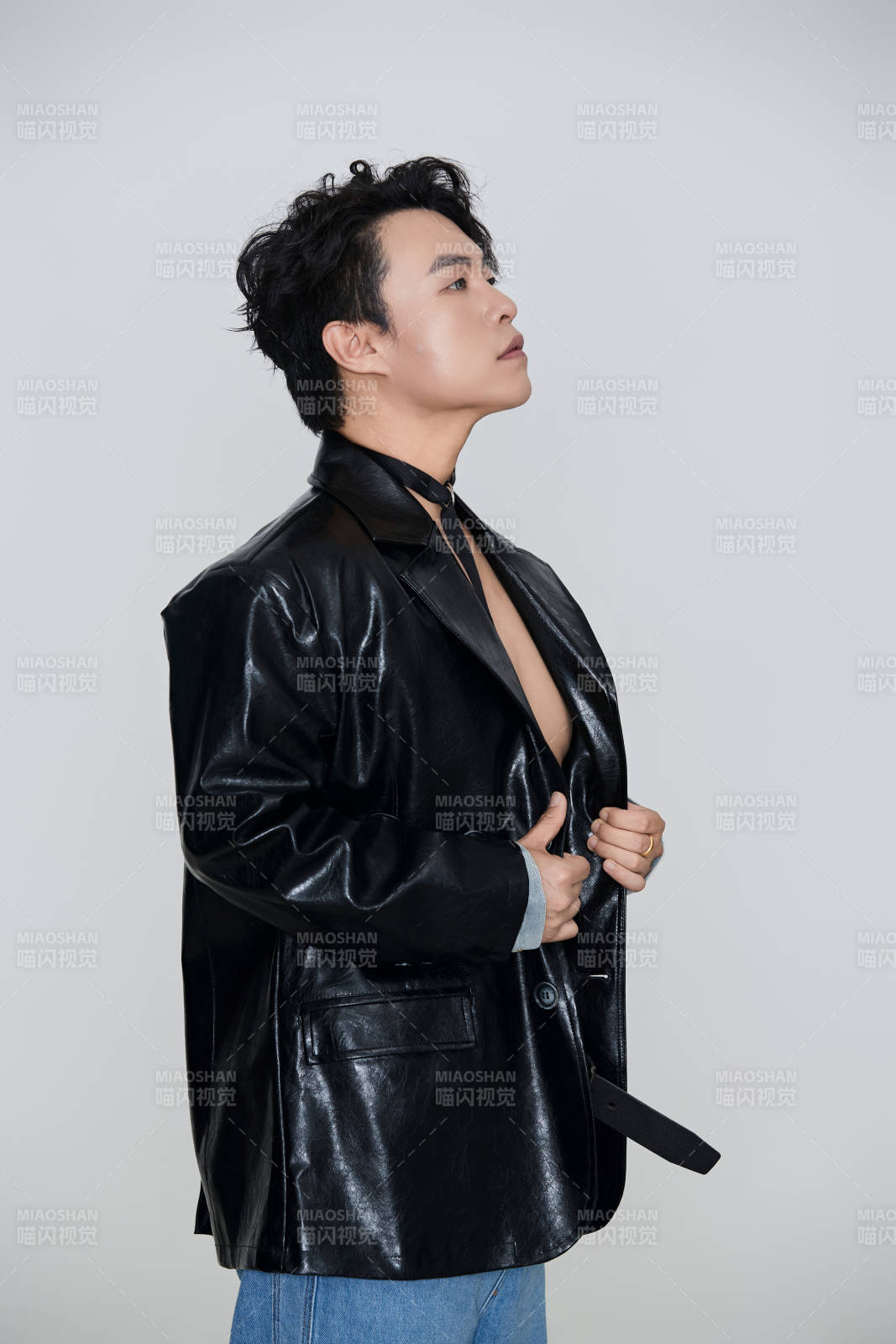 白色背景下的雅痞青年形象