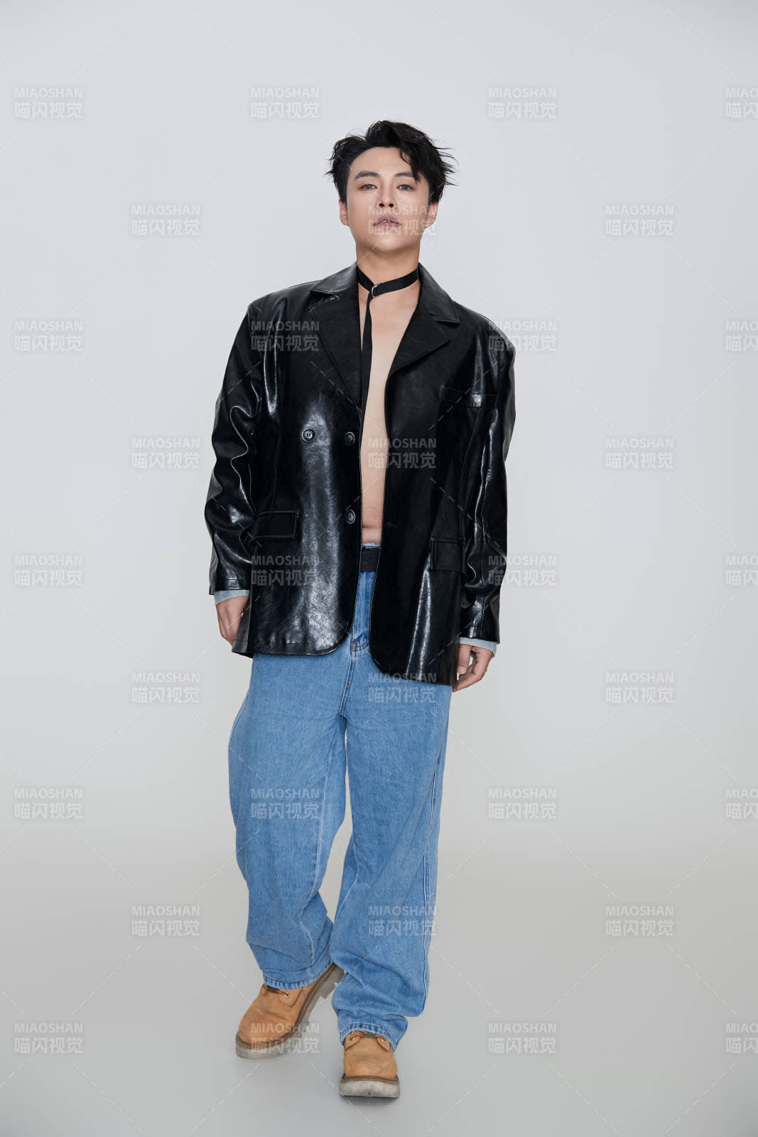 白色背景下的雅痞青年形象