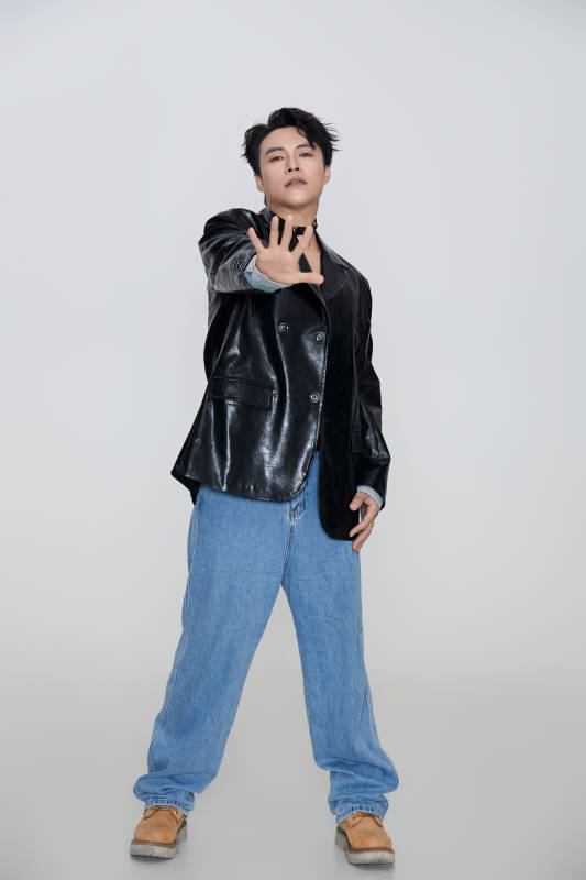 白色背景下的雅痞青年形象