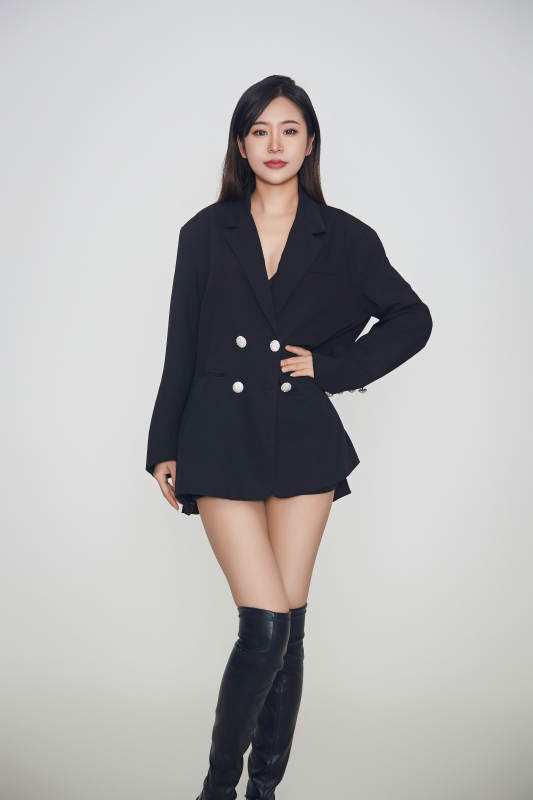 白色背景下的女性现代舞演员