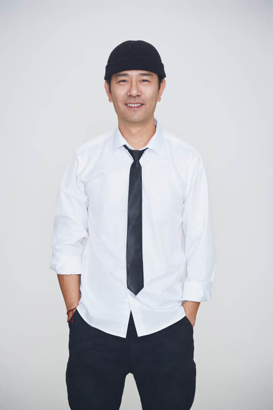 白色背景下的雅痞男士形象