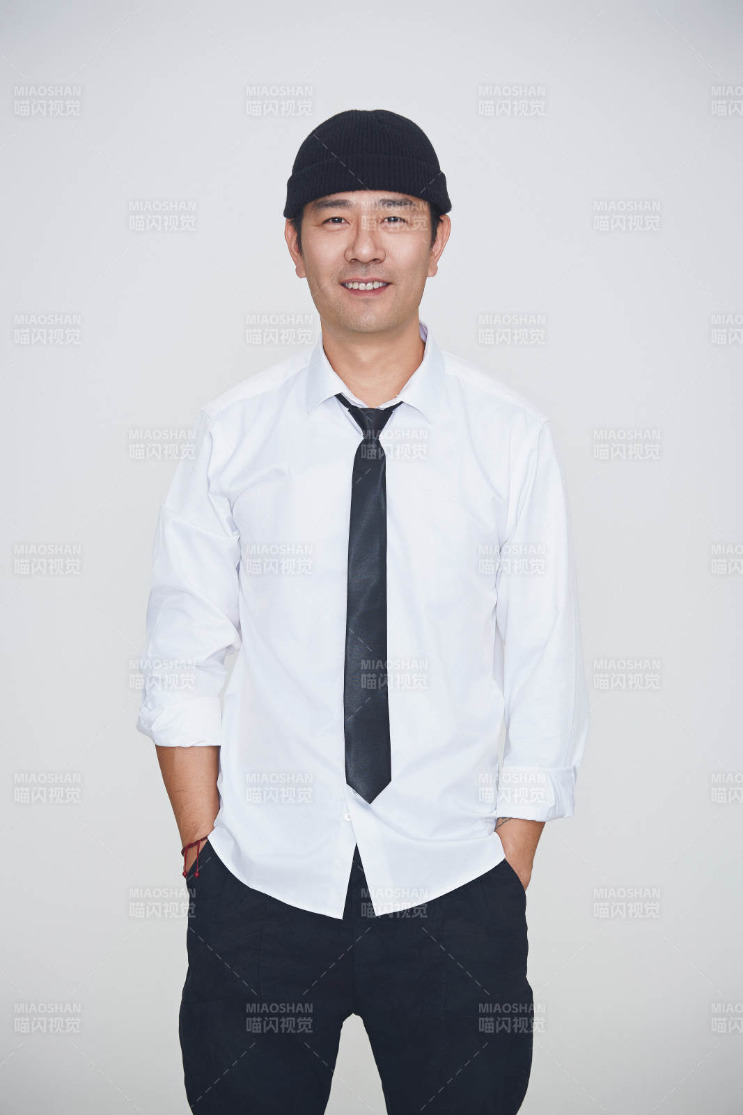 白色背景下的雅痞男士形象