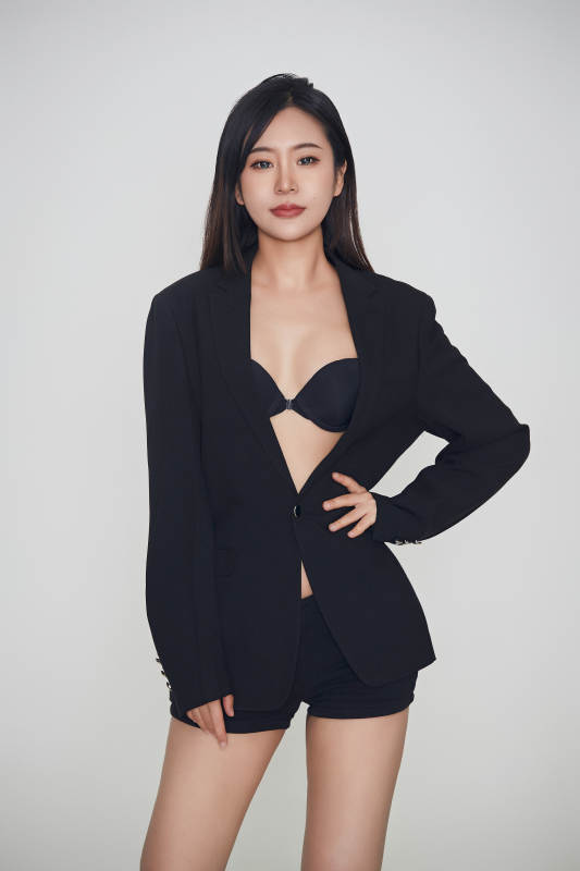 白色背景下的女性现代舞演员