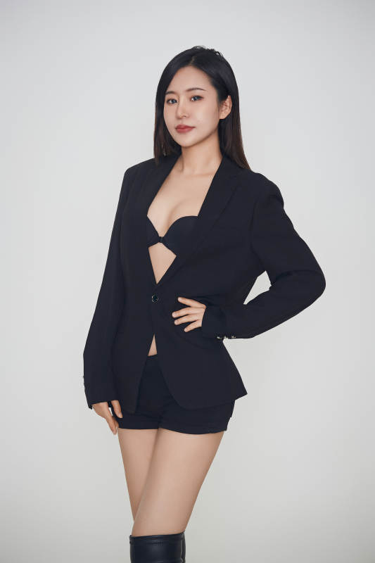 白色背景下的女性现代舞演员