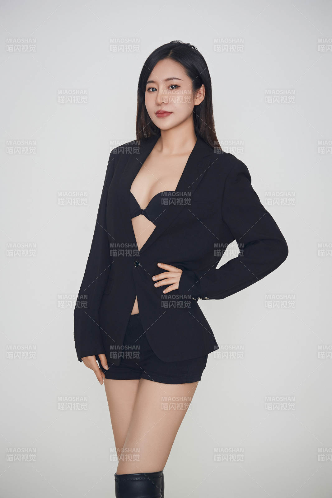 白色背景下的女性現代舞演員