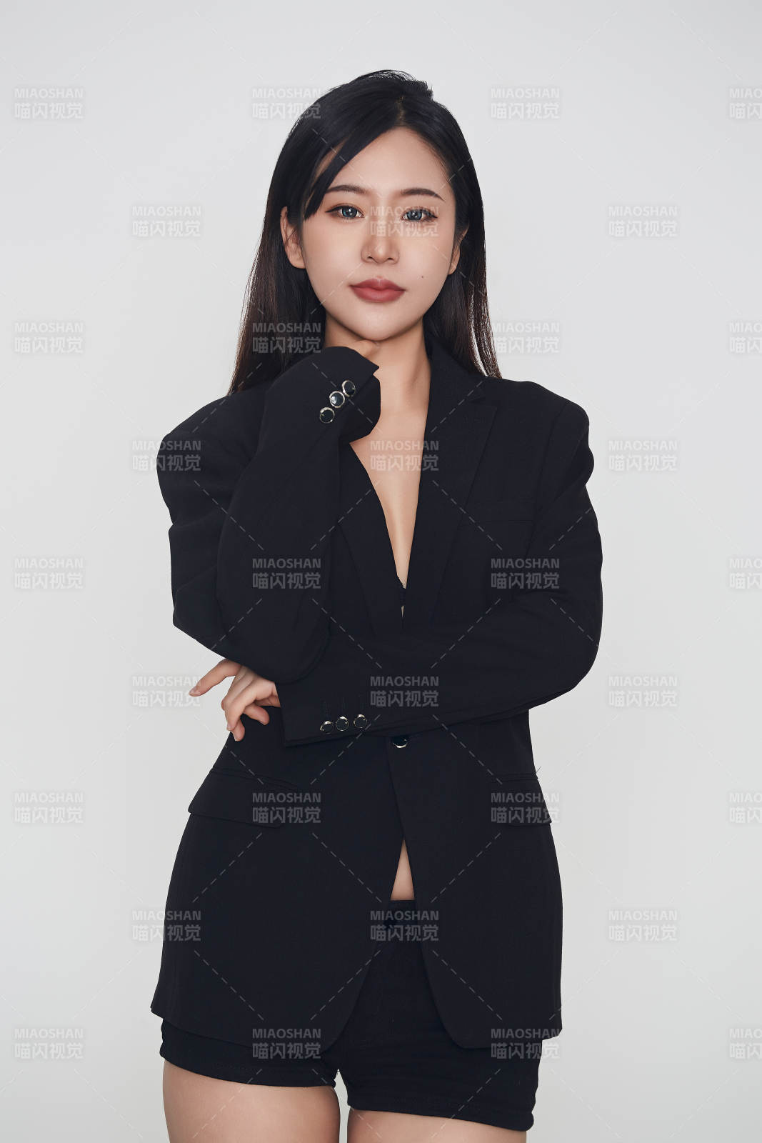 白色背景下的女性現(xiàn)代舞演員