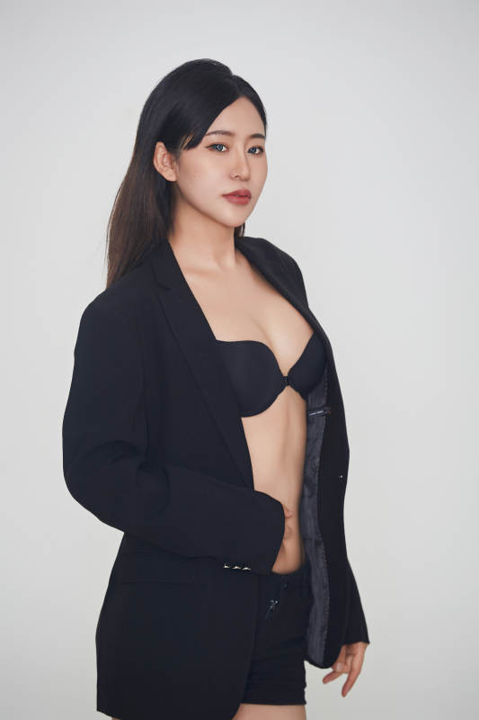 白色背景下的女性现代舞演员