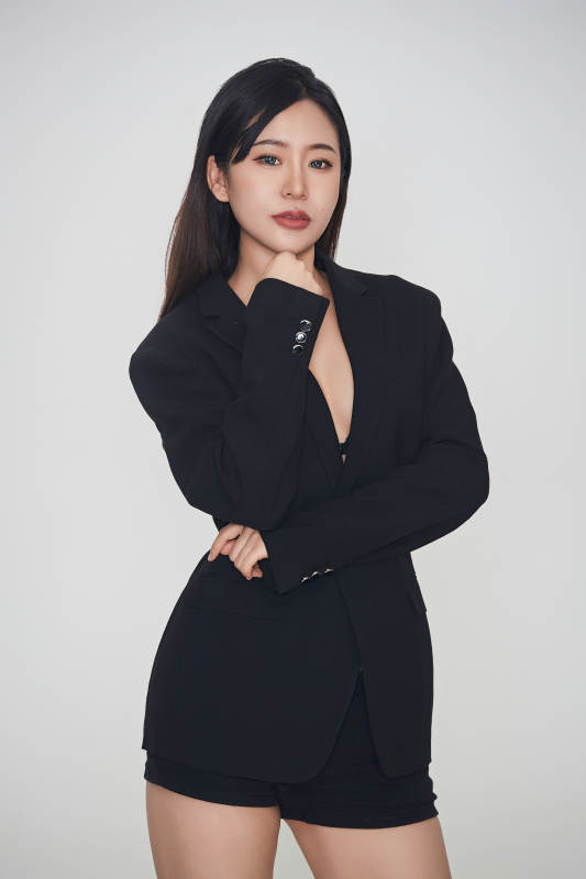 白色背景下的女性现代舞演员