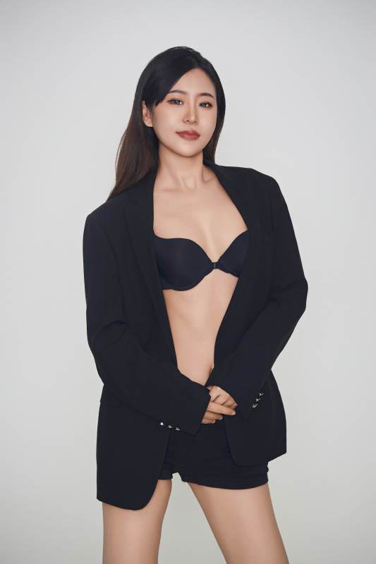 白色背景下的女性现代舞演员