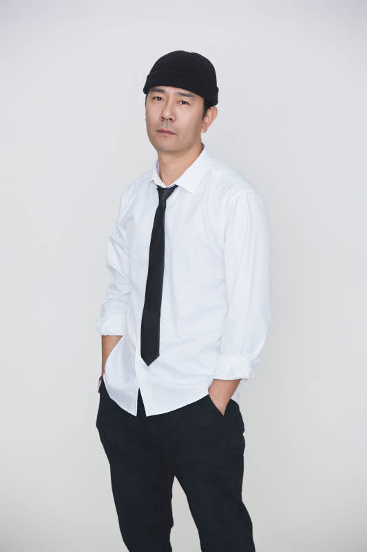 白色背景下的雅痞男士形象