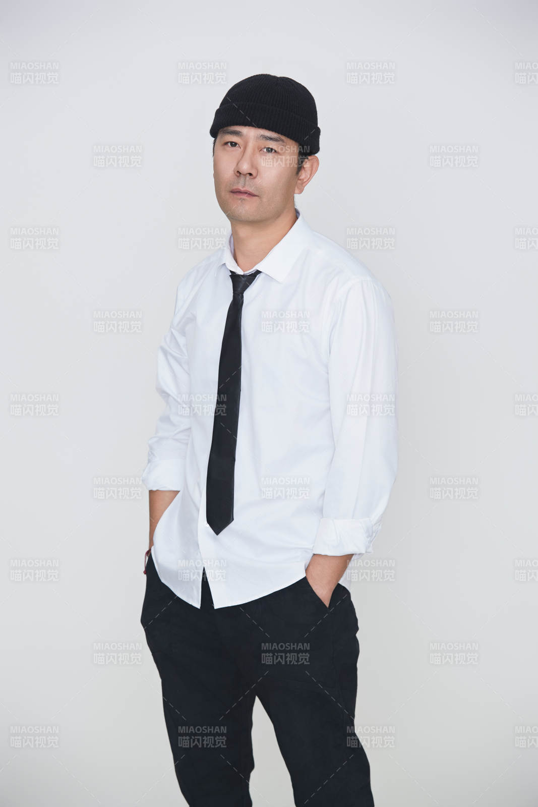 白色背景下的雅痞男士形象