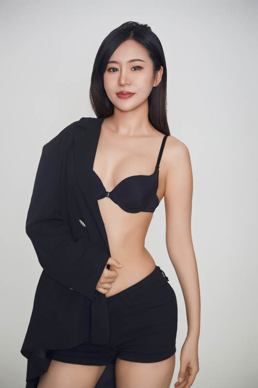 白色背景下的女性现代舞演员