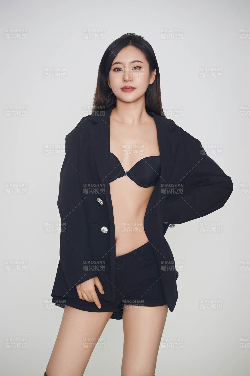 白色背景下的女性現代舞演員