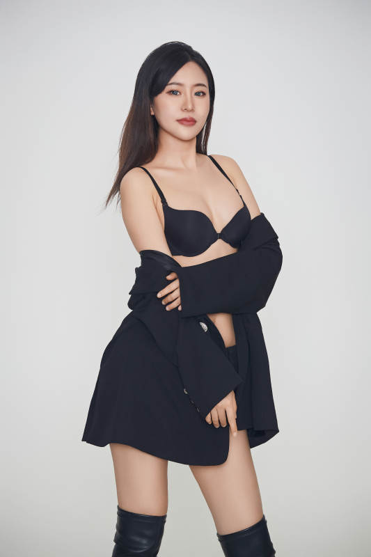 白色背景下的女性现代舞演员