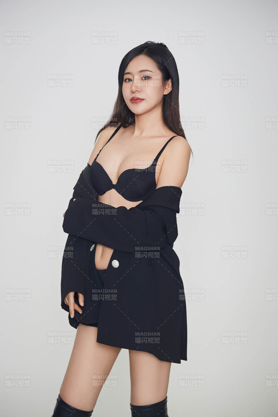 白色背景下的女性現代舞演員