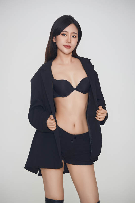 白色背景下的女性现代舞演员