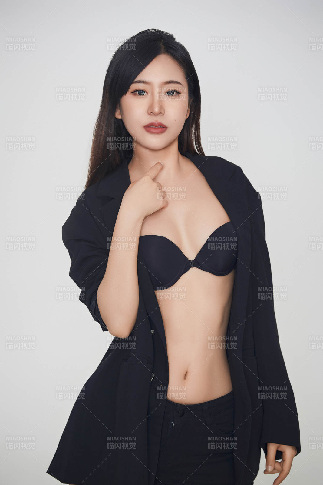 白色背景下的女性現代舞演員