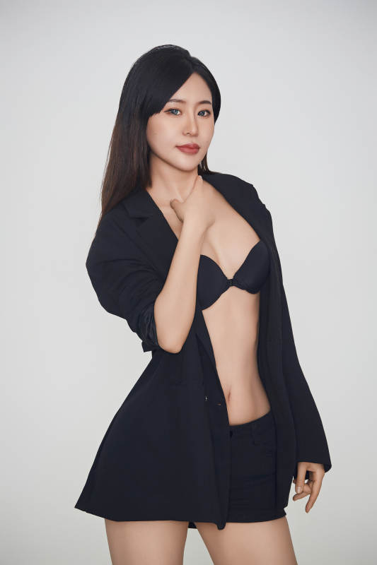 白色背景下的女性现代舞演员