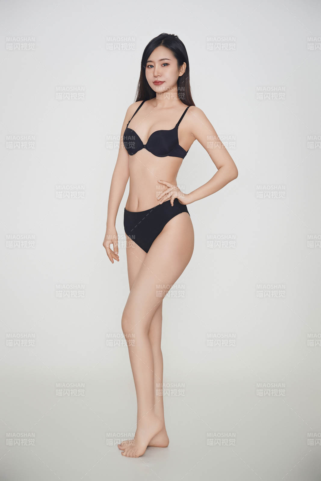 穿著黑色內衣的年輕美麗性感女人