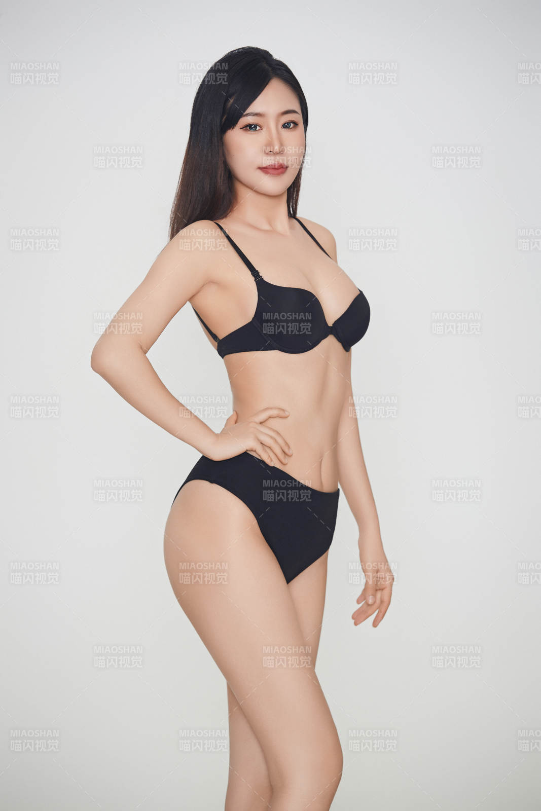 穿著黑色內衣的年輕美麗性感女人