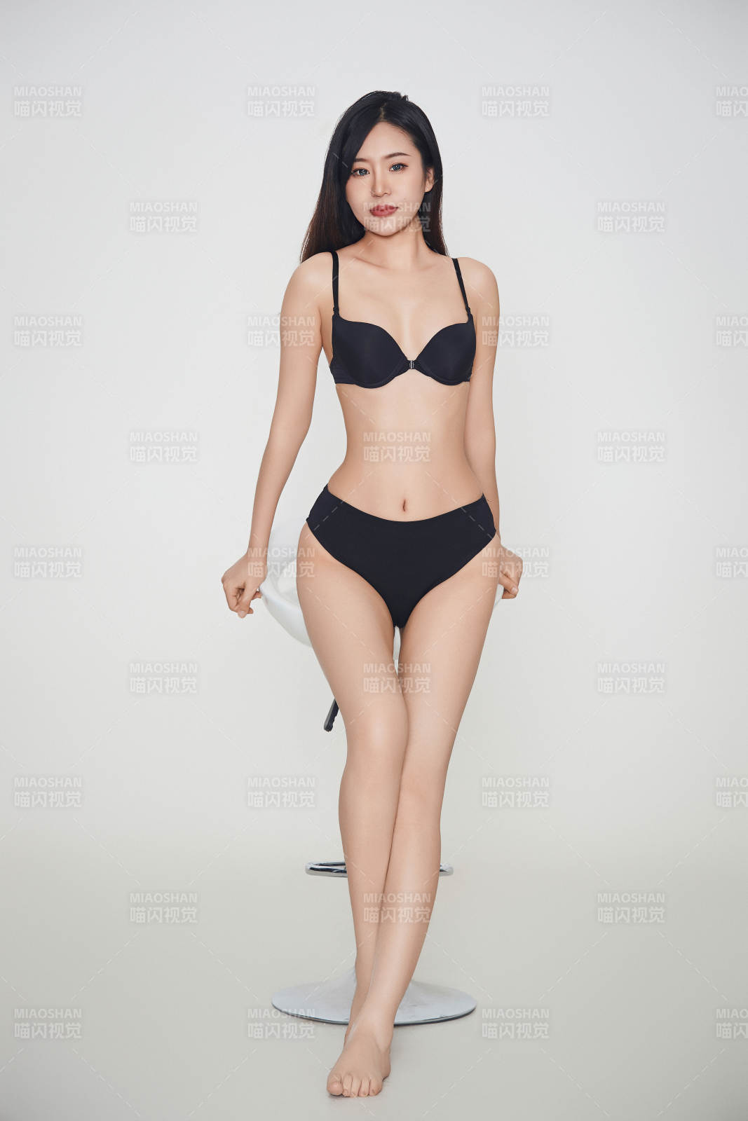 穿著黑色內衣的年輕美麗性感女人