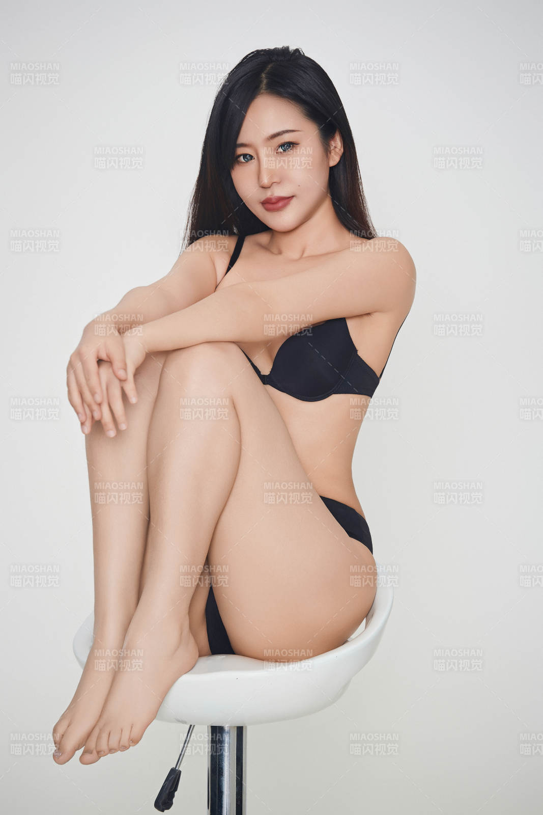 穿著黑色內衣的年輕美麗性感女人