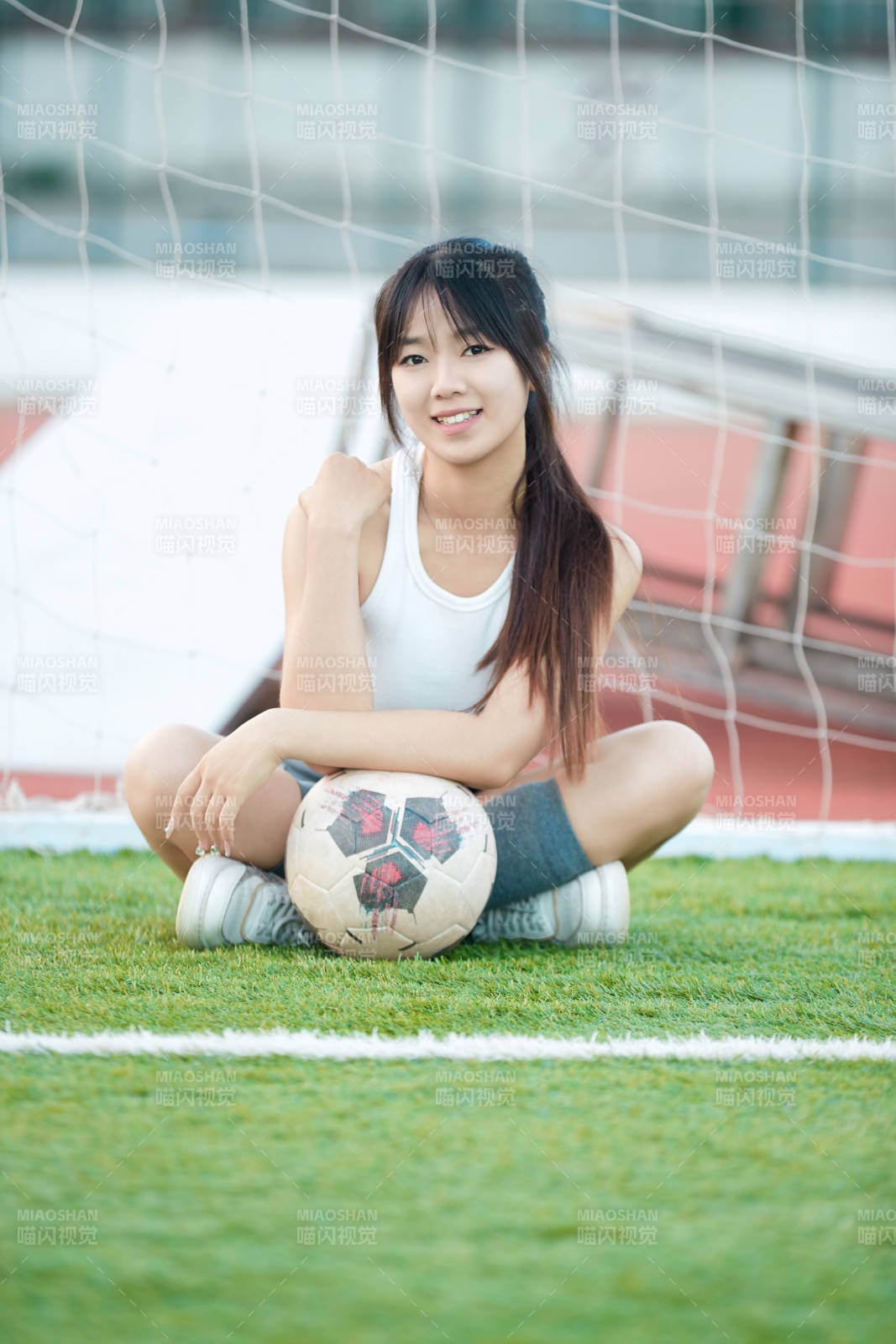 绿茵场上的快乐的足球宝贝