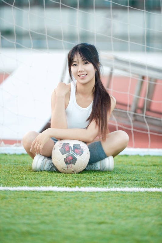 绿茵场上的快乐的足球宝贝