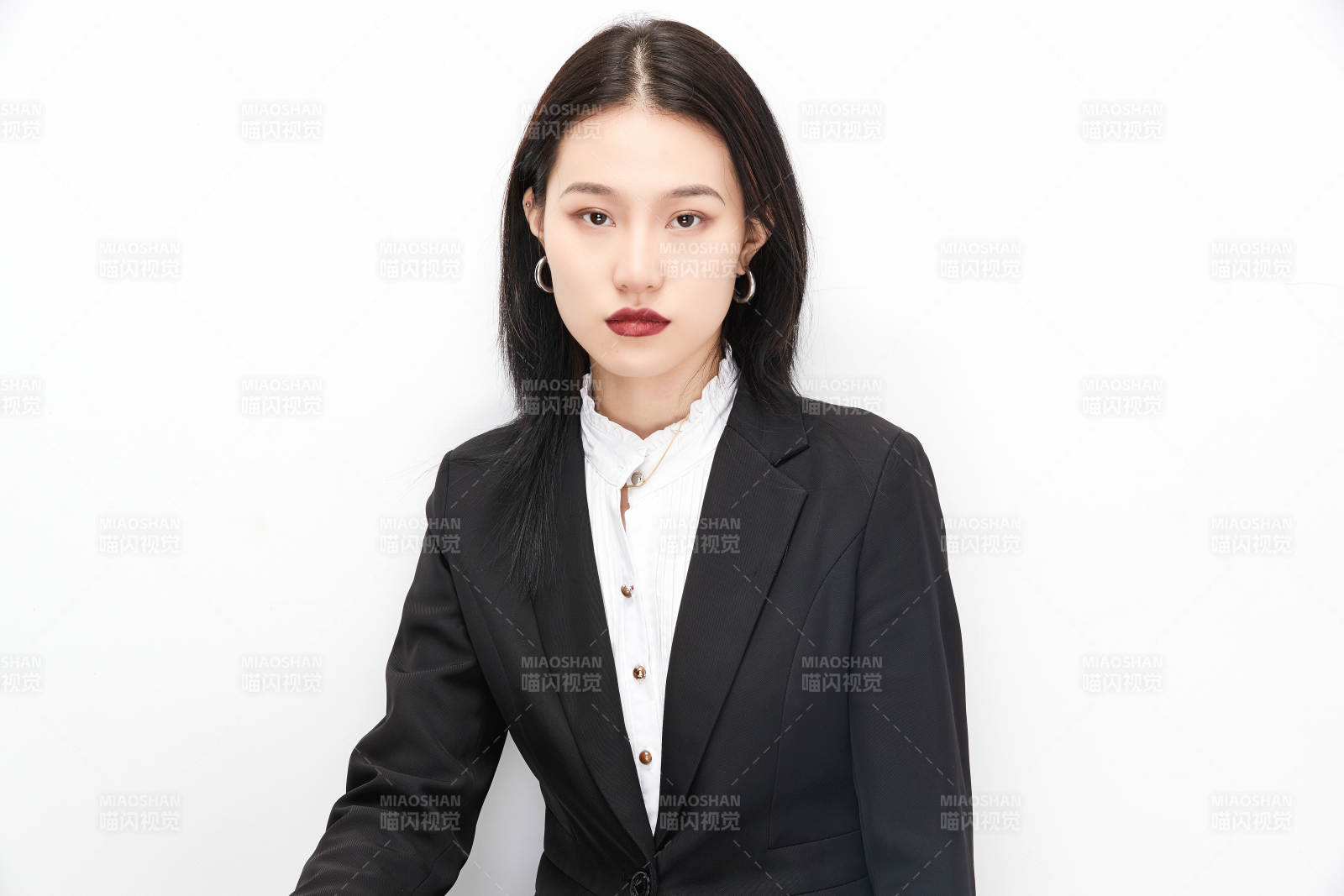 身穿西服拿著文件夾的美麗商務女士