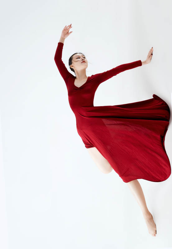 穿着红色长裙翩翩起舞的少女