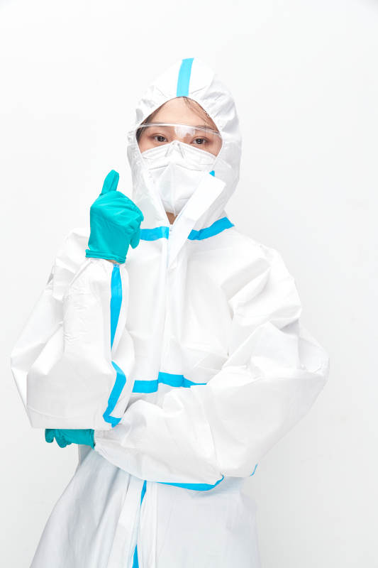 穿白色防護服佩戴護目鏡口罩的女性醫療人員