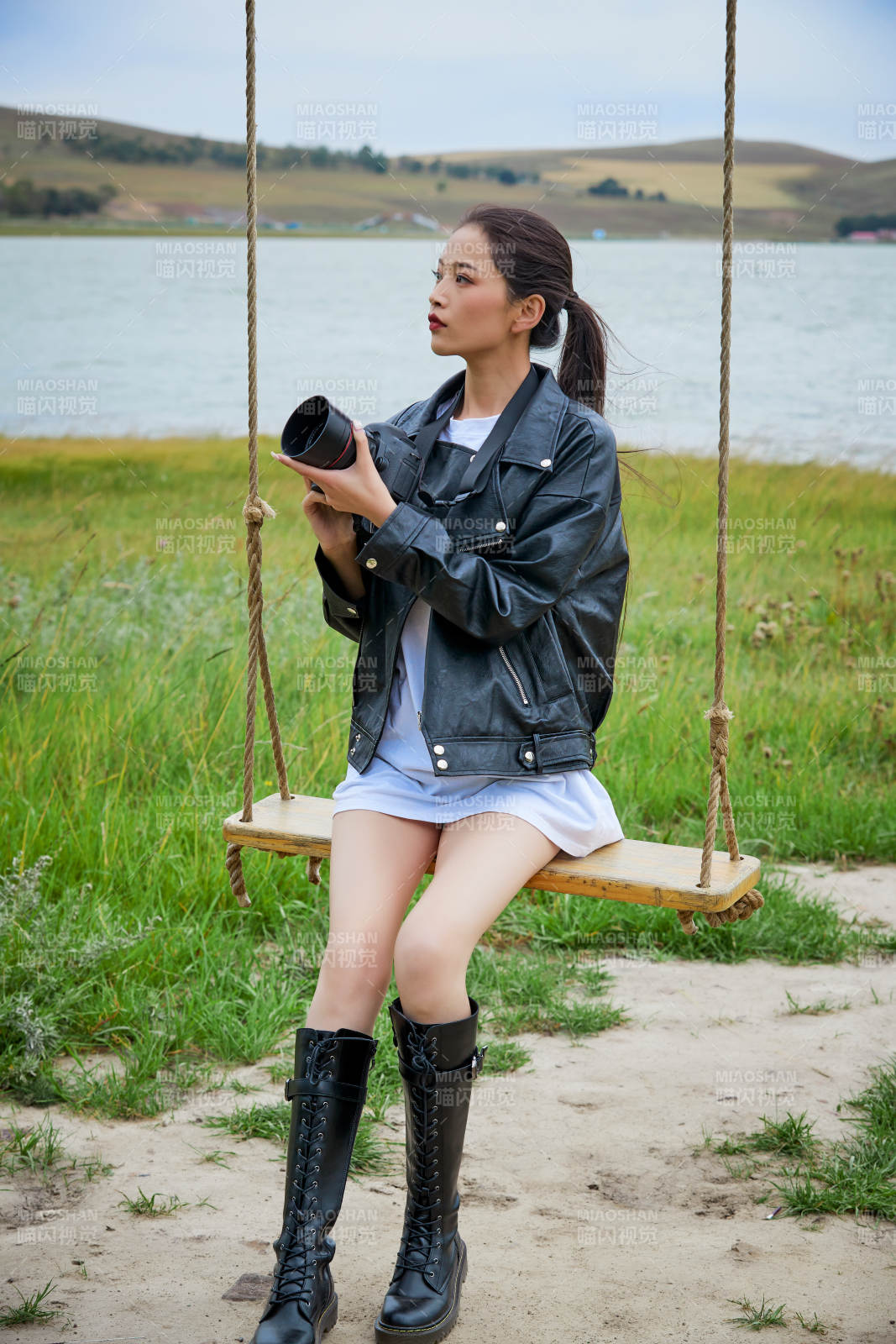 戶外湖畔進(jìn)行拍攝的亞洲青年女性攝影師