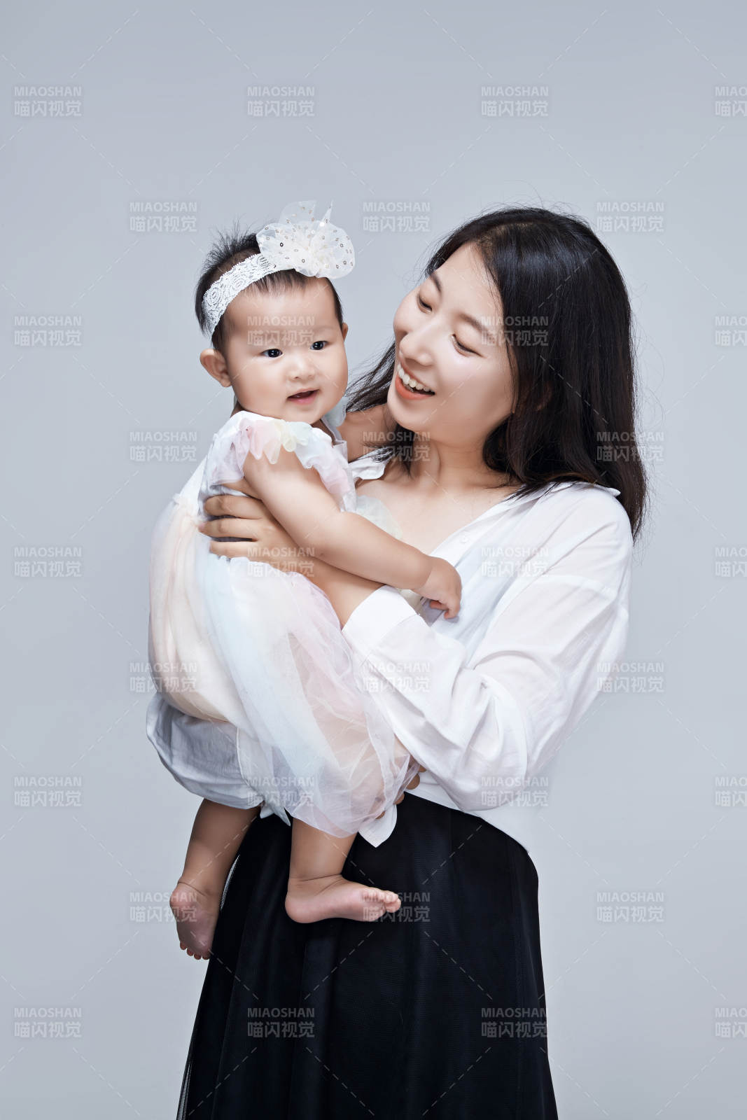 媽媽陪伴寶寶快樂的玩耍