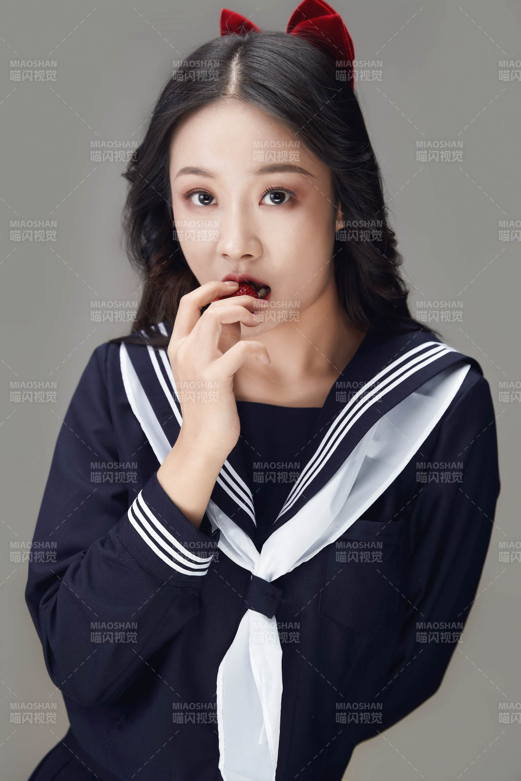 吃水果的亞洲東方長發(fā)少女