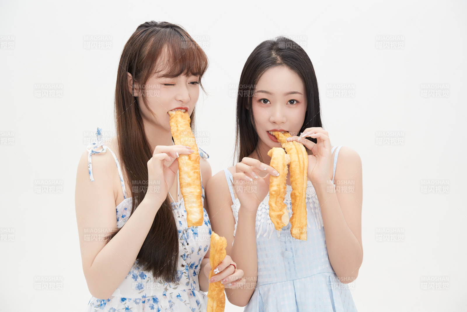 吃油条的亚洲可爱美女闺蜜