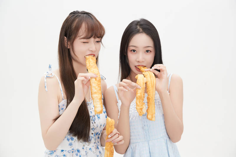 吃油条的亚洲可爱美女闺蜜