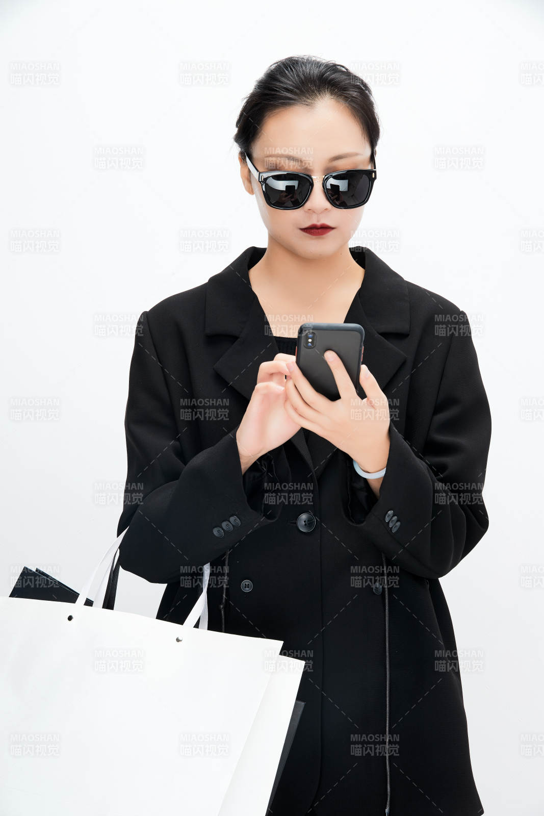 白色背景下手提购物袋时尚美丽的亚洲少女