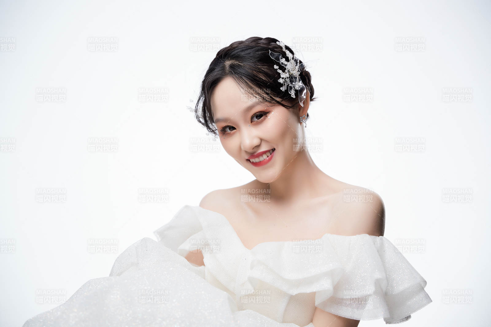 女性婚纱妆面图片