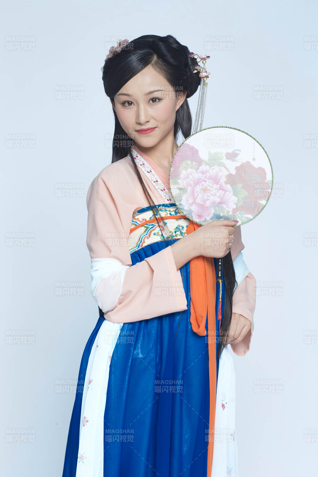 身穿古装的汉服女性人像汉服影棚拍摄图片