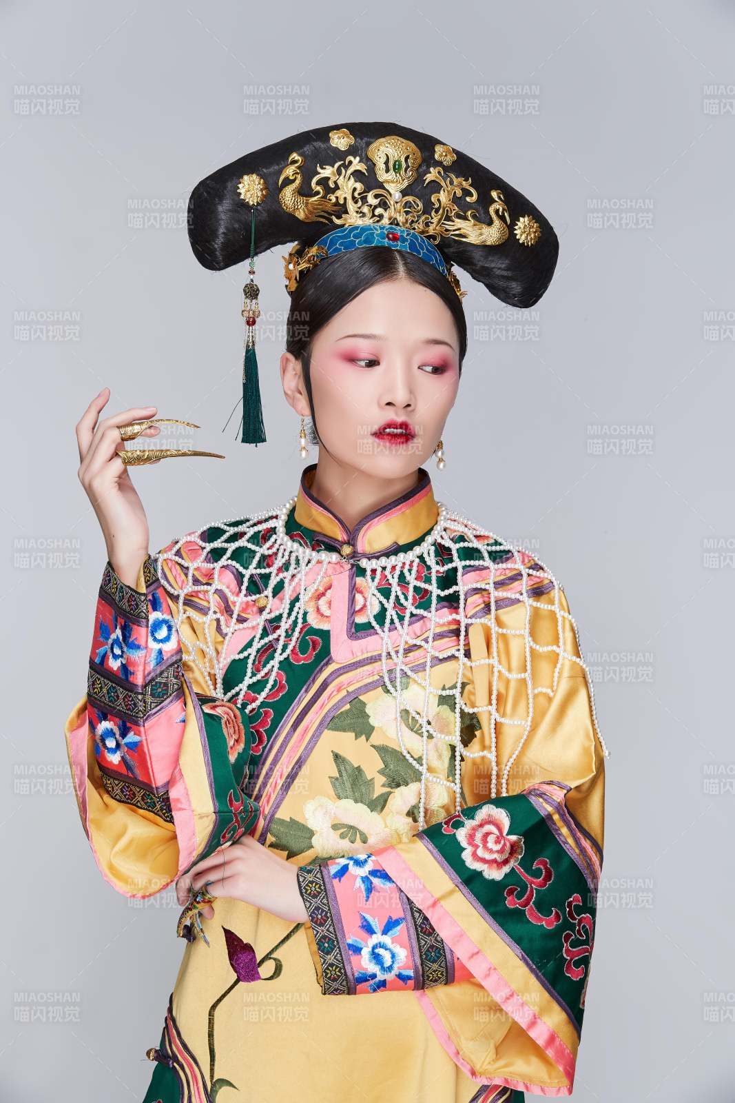 白色背景下的清代女性古裝造型清朝古裝