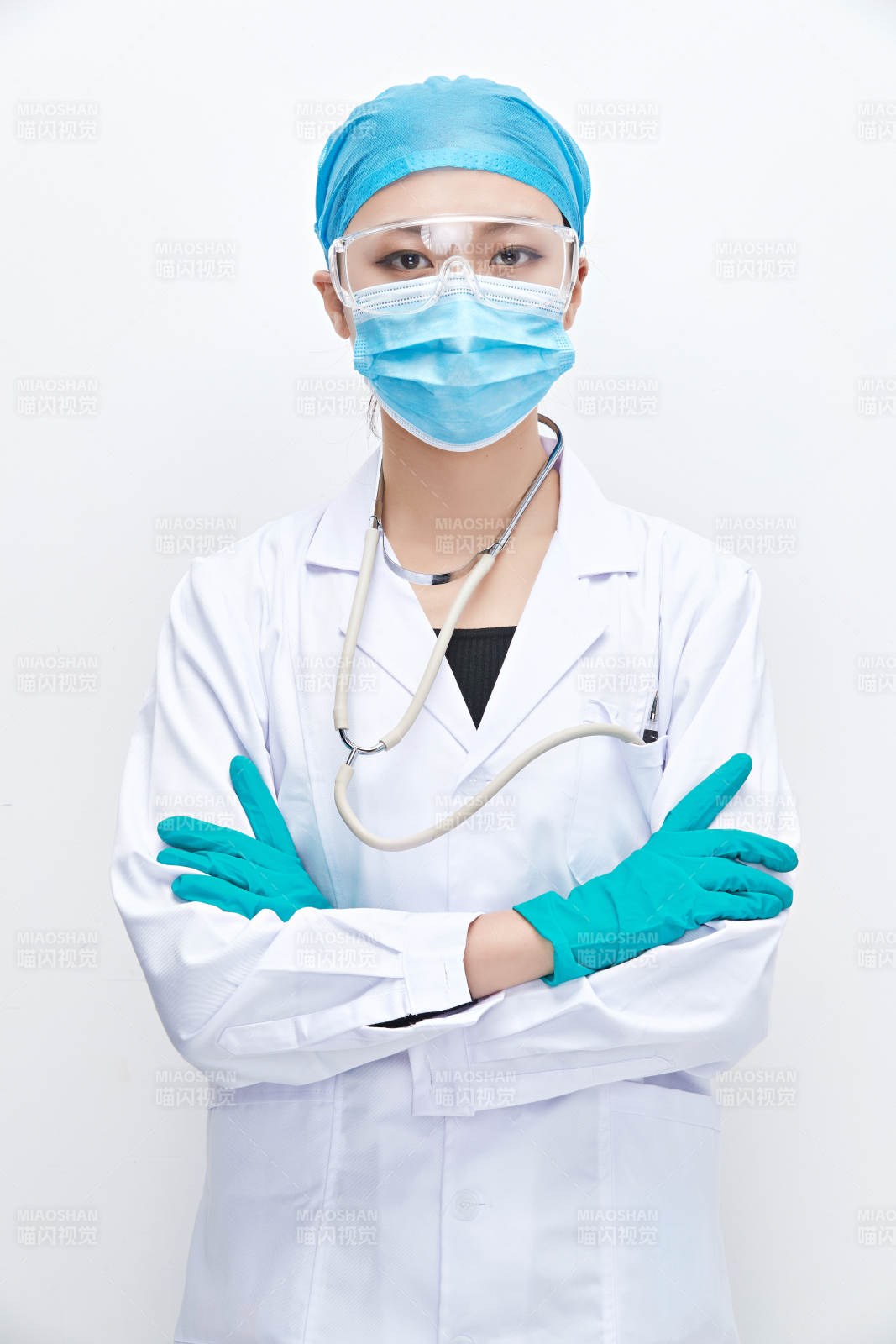 白色背景下的专业医疗人员形象