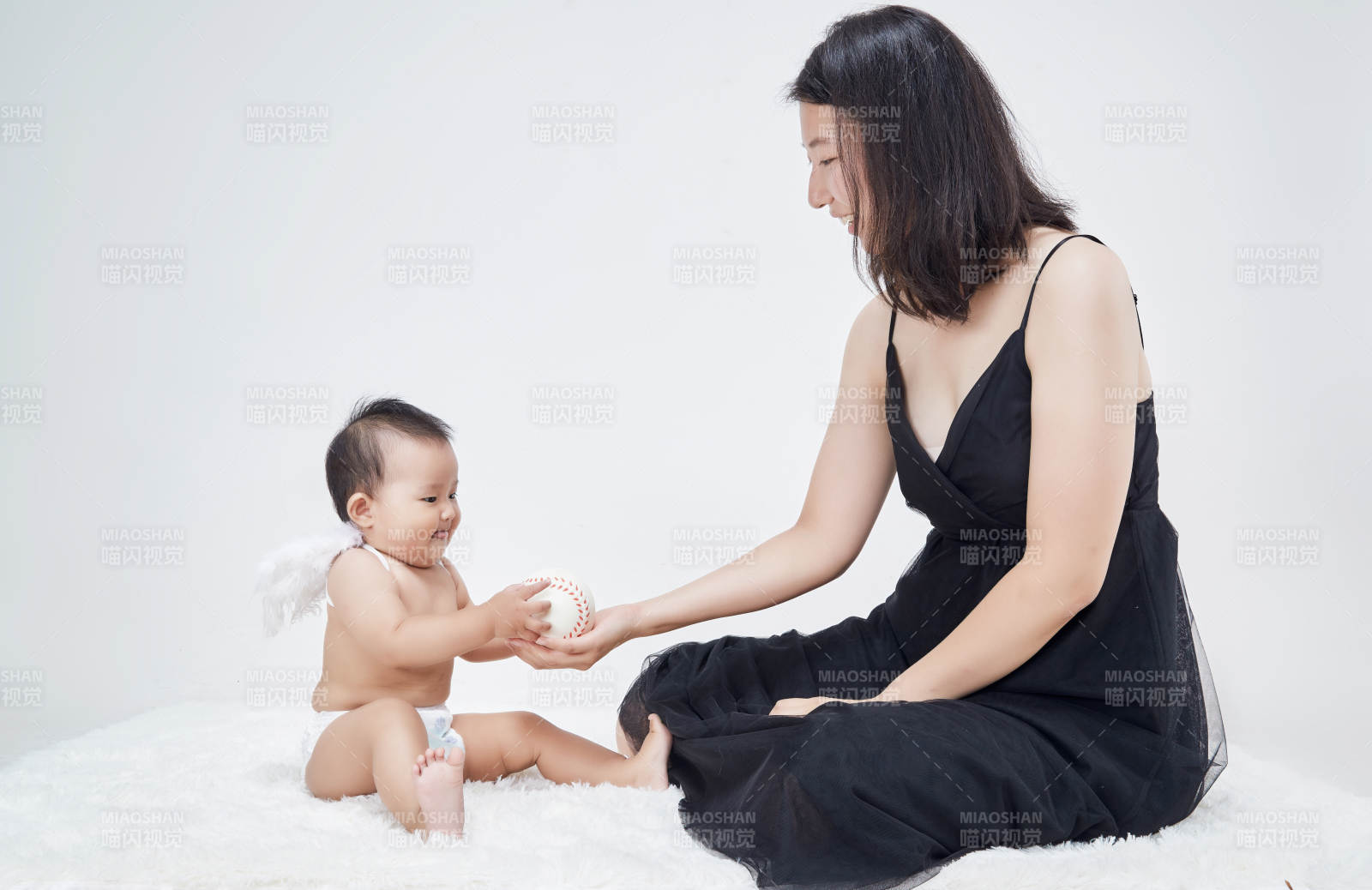 媽媽陪伴寶寶快樂的玩耍