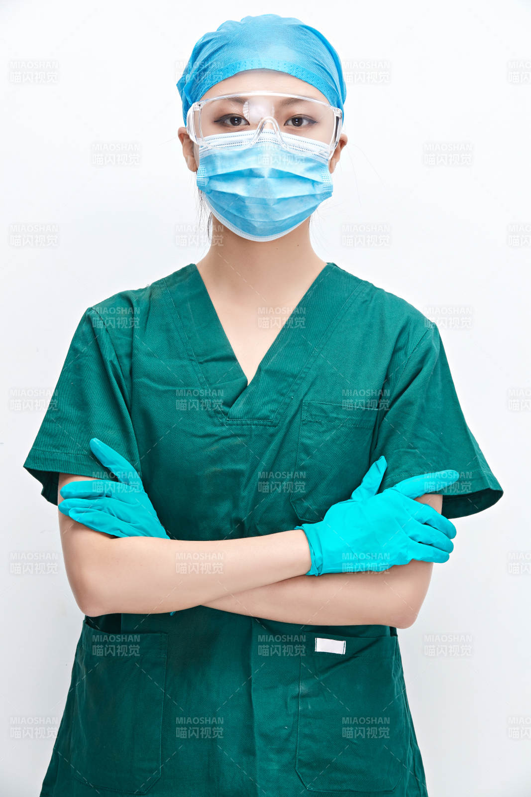 白色背景下的外科手术医疗人员形象