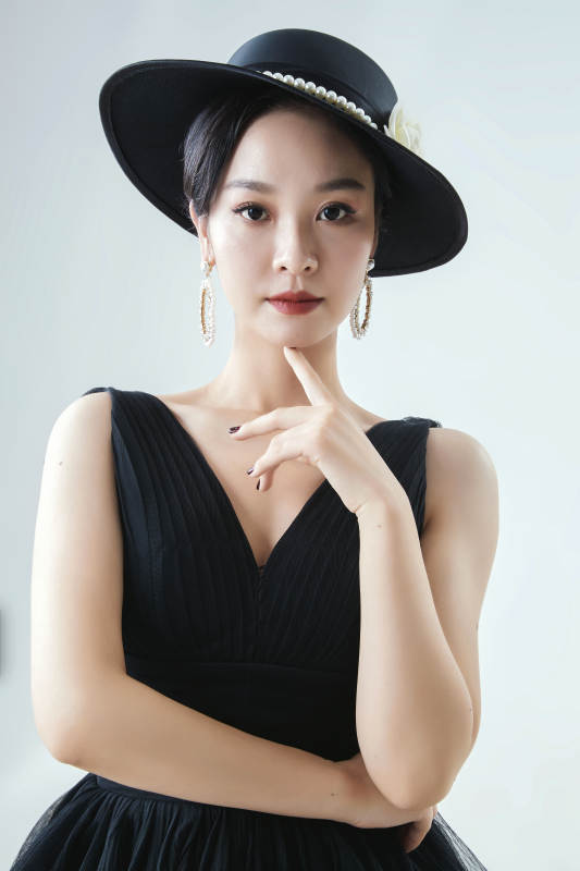 棚拍白色背景下的洁白婚纱新娘美妆