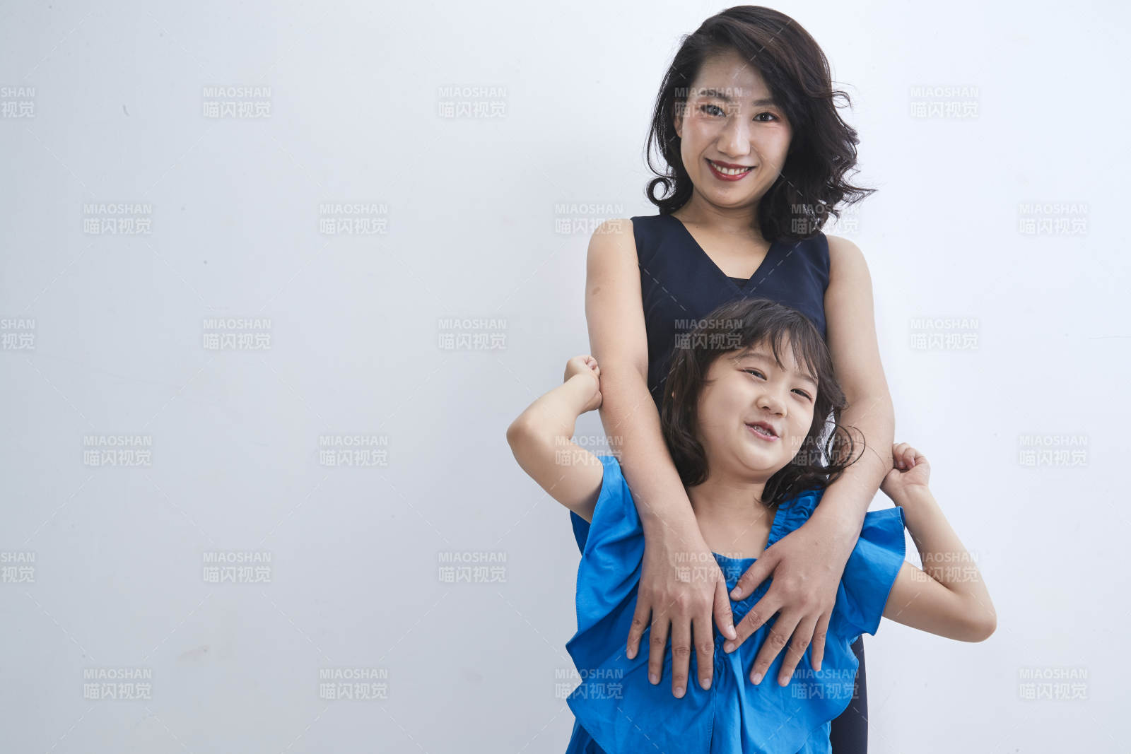 白色背景的美麗媽媽與可愛女兒親子人像