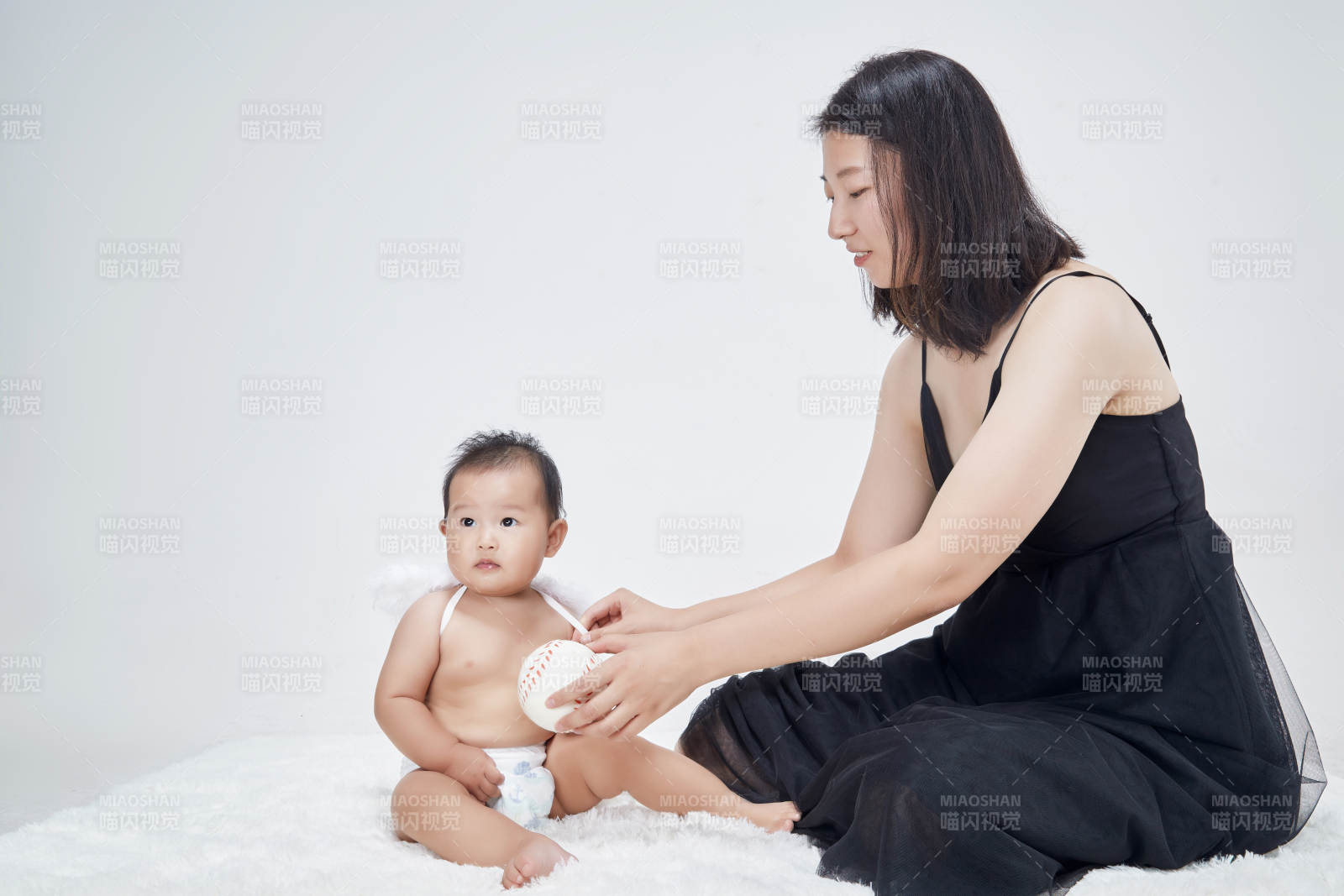 媽媽陪伴寶寶快樂的玩耍