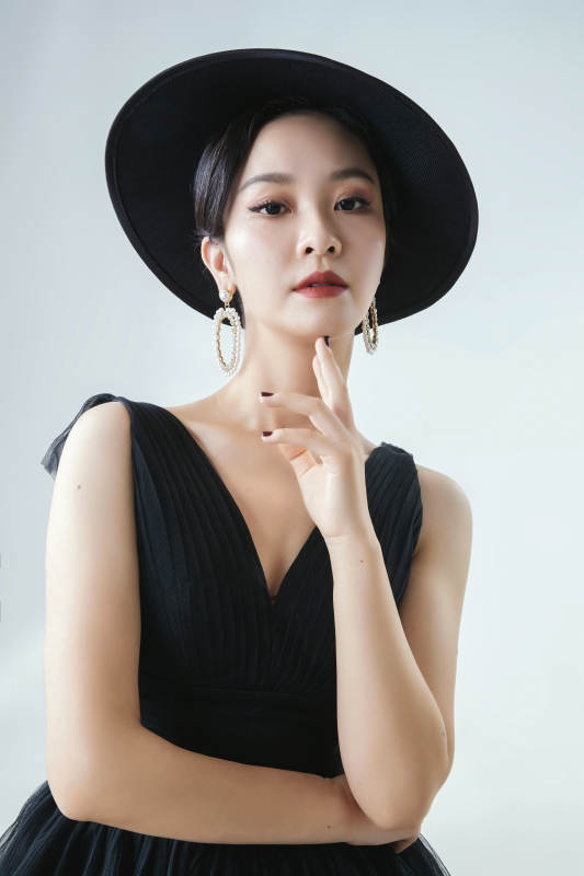 棚拍白色背景下的洁白婚纱新娘美妆