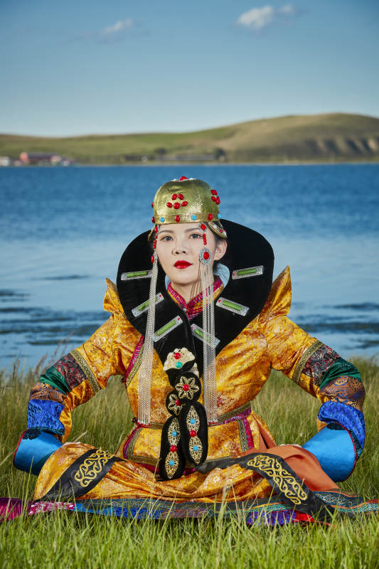 草原上身穿豪华蒙古族服饰的蒙族少女