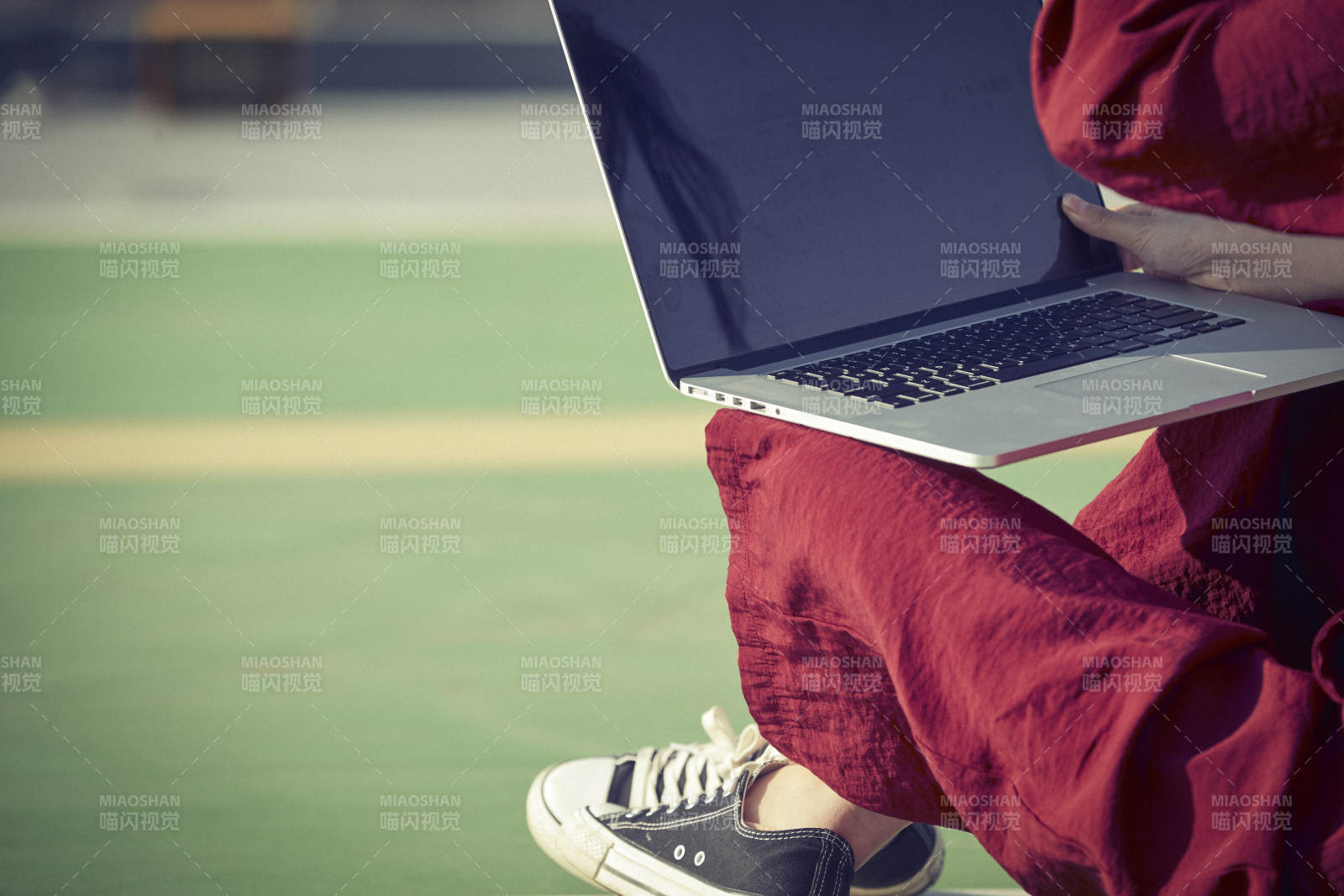 亚洲商务年轻女性在楼顶停机坪使用电脑办公